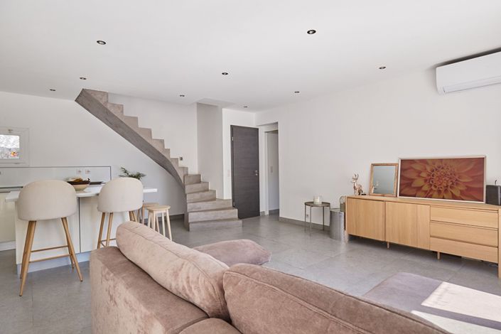 Image No.2-4 Bed House for sale