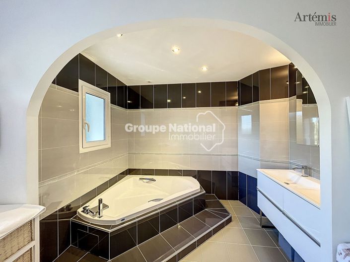 Image No.8-3 Bed House for sale