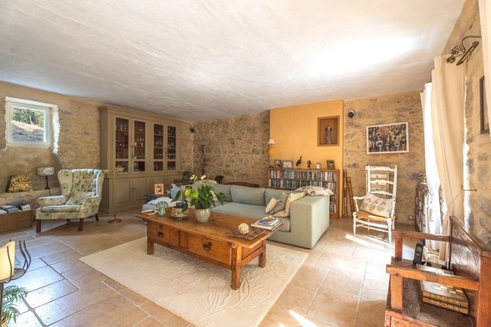 Image No.8-6 Bed House for sale