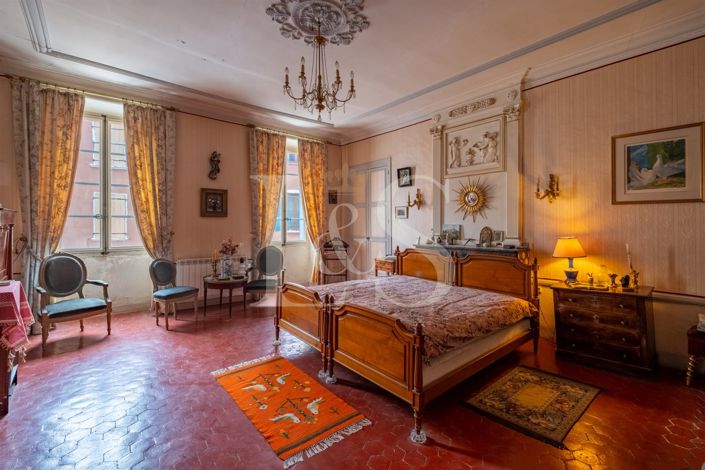 Image No.8-5 Bed House for sale
