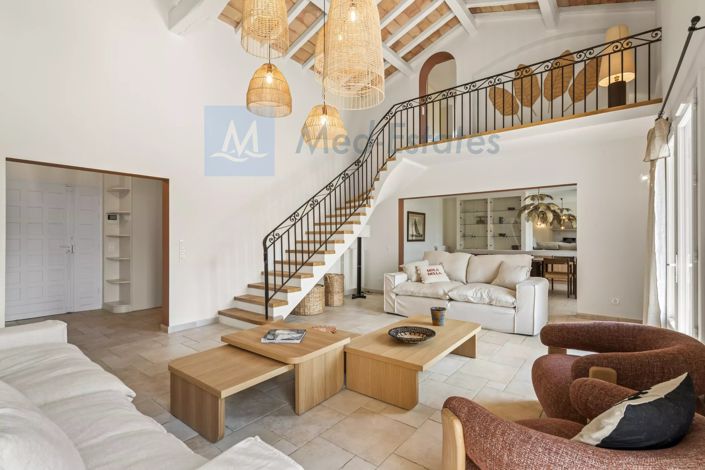 Image No.10-6 Bed House for sale