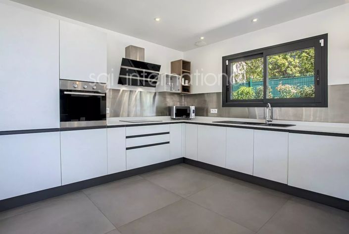 Image No.18-8 Bed House for sale