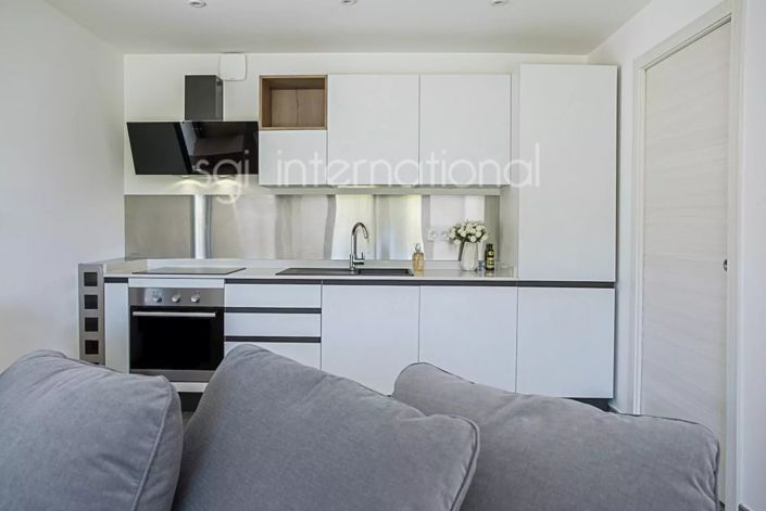 Image No.20-8 Bed House for sale