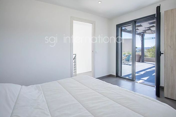 Image No.22-8 Bed House for sale