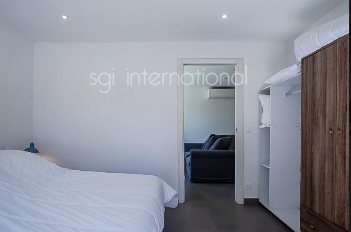 Image No.25-8 Bed House for sale