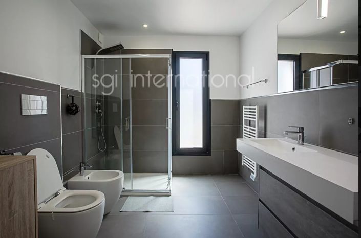 Image No.26-8 Bed House for sale