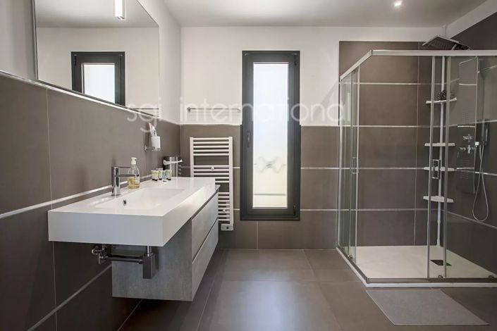 Image No.28-8 Bed House for sale