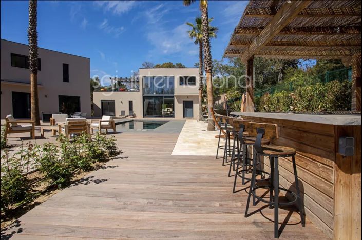 Image No.8-8 Bed House for sale