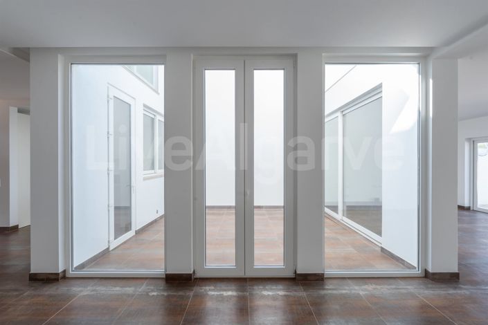 Image No.11-3 Bed House for sale