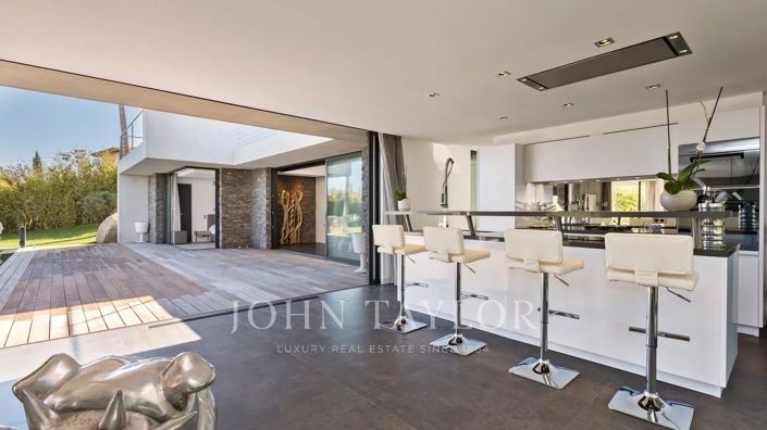 Image No.2-6 Bed House for sale