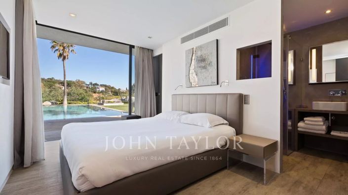 Image No.8-6 Bed House for sale