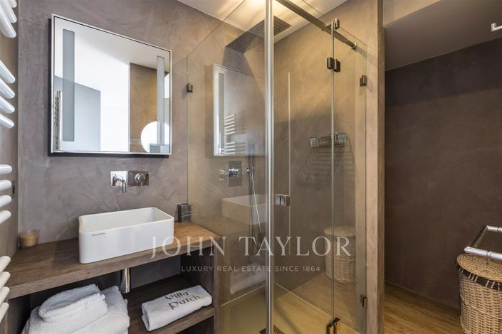Image No.9-6 Bed House for sale