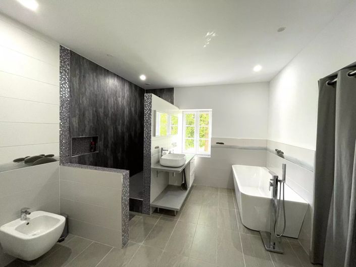 Image No.9-5 Bed House for sale