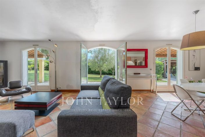 Image No.18-5 Bed House for sale