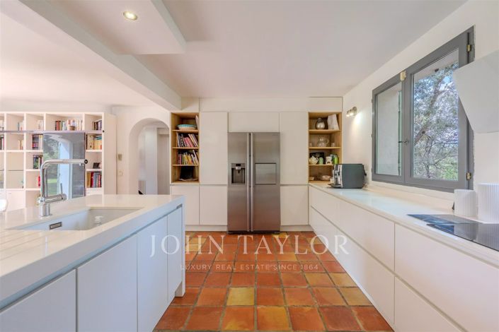 Image No.7-5 Bed House for sale