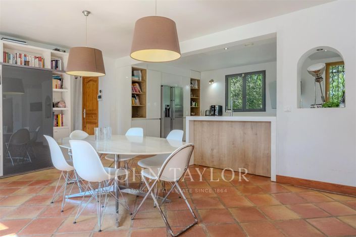 Image No.8-5 Bed House for sale