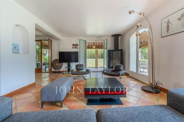 Image No.9-5 Bed House for sale