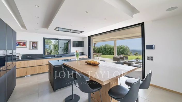 Image No.9-6 Bed House for sale