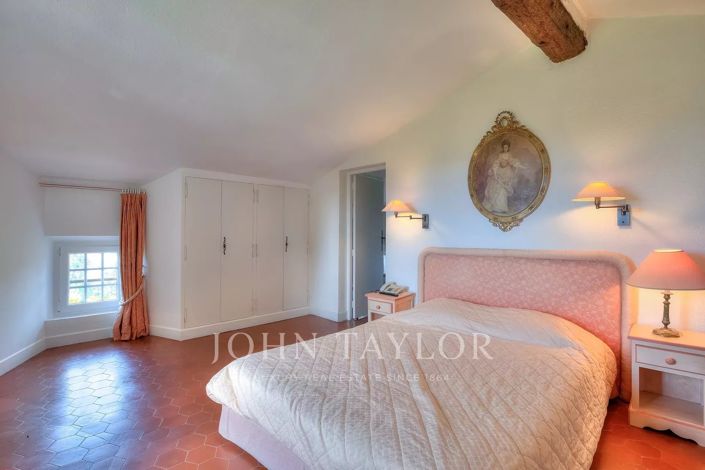 Image No.25-10 Bed House for sale