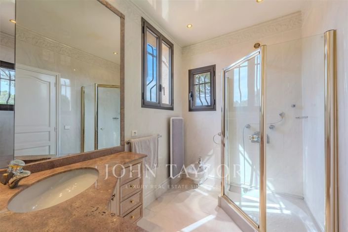 Image No.25-5 Bed House for sale