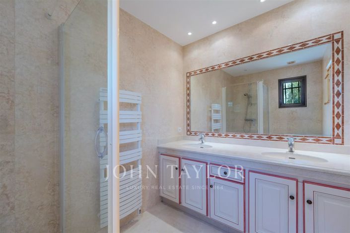 Image No.28-5 Bed House for sale