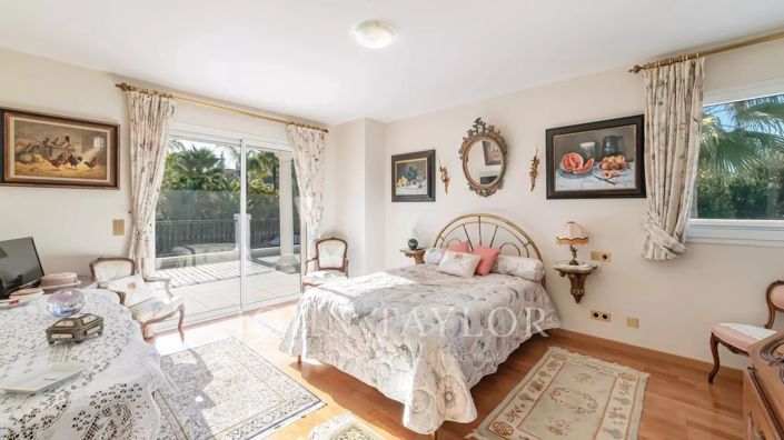 Image No.25-4 Bed House for sale