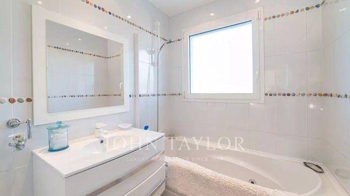 Image No.26-4 Bed House for sale