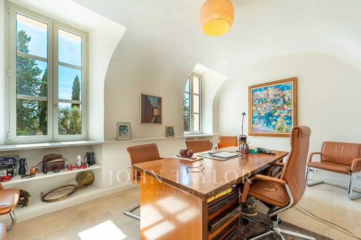 Image No.9-8 Bed House for sale