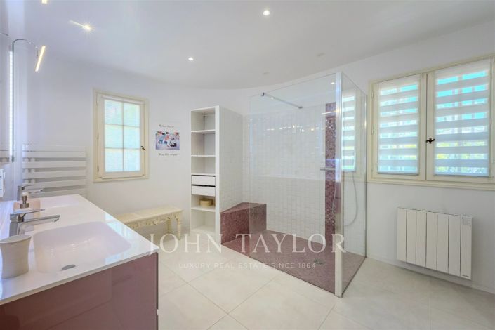 Image No.12-5 Bed House for sale