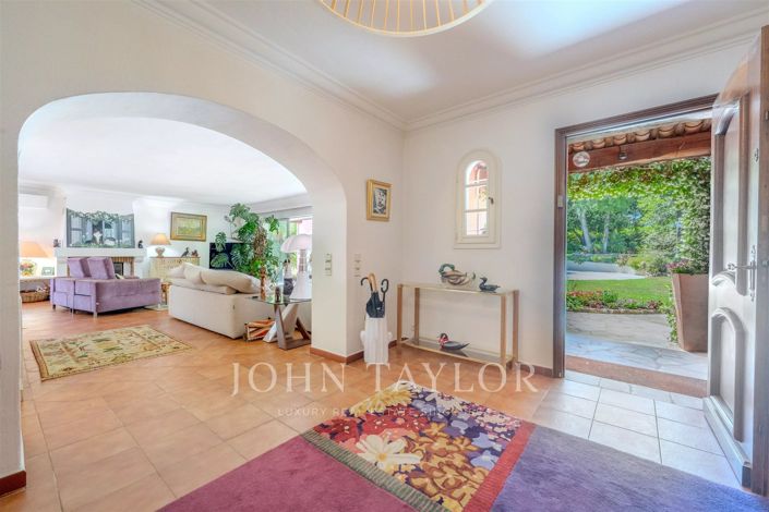 Image No.7-5 Bed House for sale