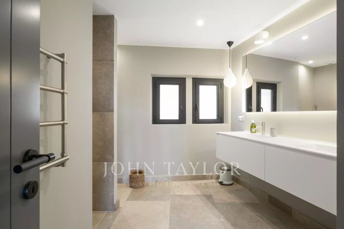 Image No.24-5 Bed House for sale