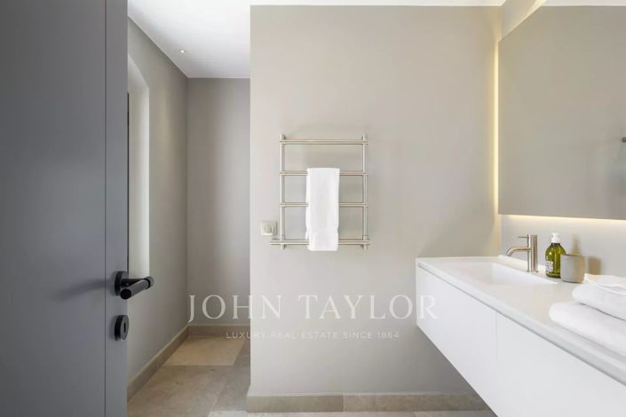 Image No.26-5 Bed House for sale