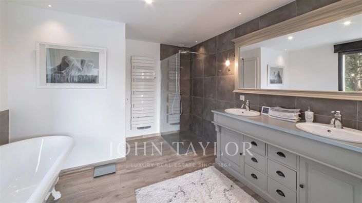Image No.15-4 Bed House for sale