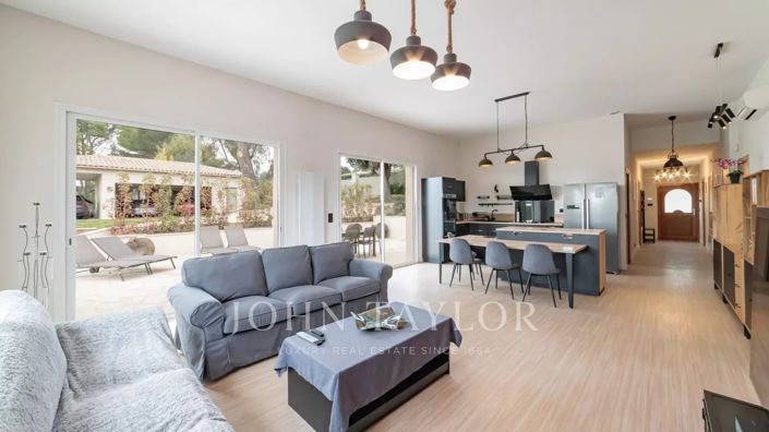 Image No.10-9 Bed House for sale