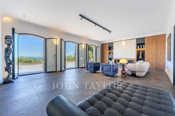 Image No.8-5 Bed House for sale