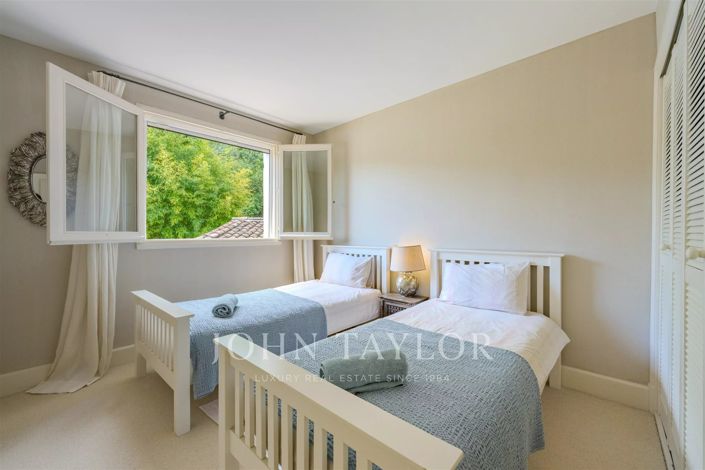 Image No.20-5 Bed House for sale