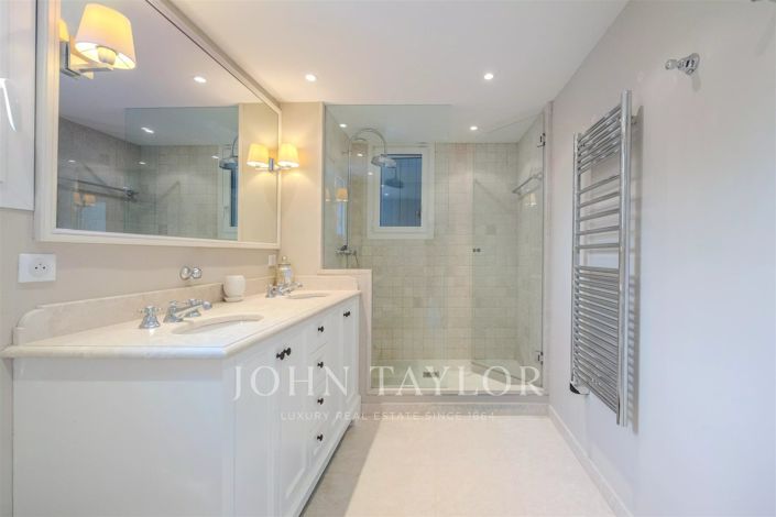 Image No.21-5 Bed House for sale