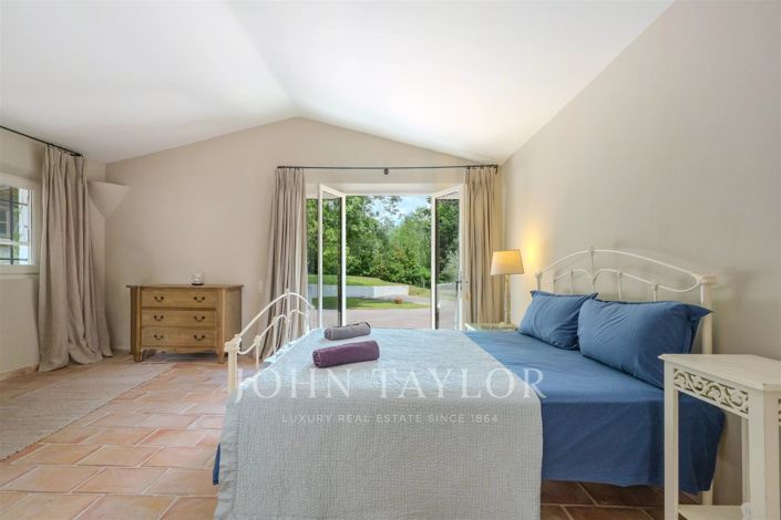 Image No.26-5 Bed House for sale