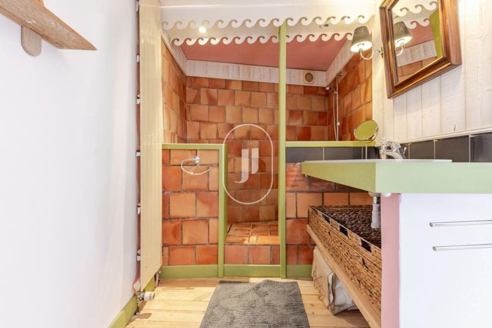 Image No.8-2 Bed House for sale