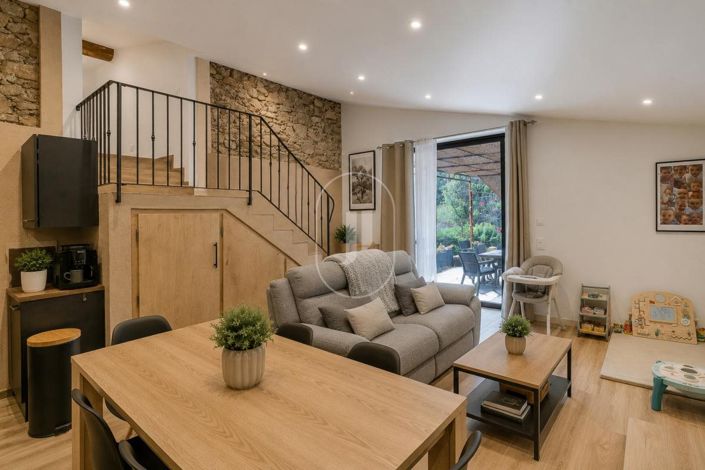 Image No.6-8 Bed House for sale