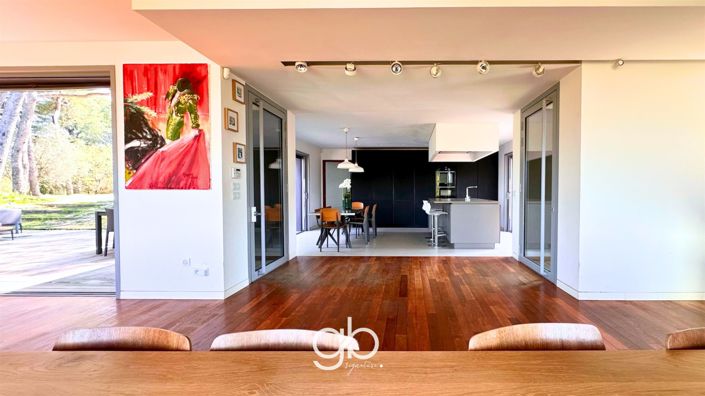 Image No.8-5 Bed House for sale