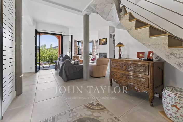 Image No.6-5 Bed House for sale