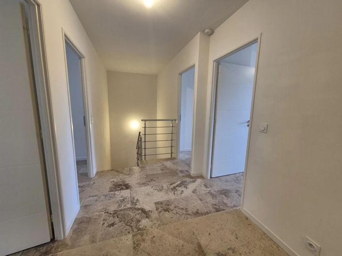 Image No.10-4 Bed House for sale