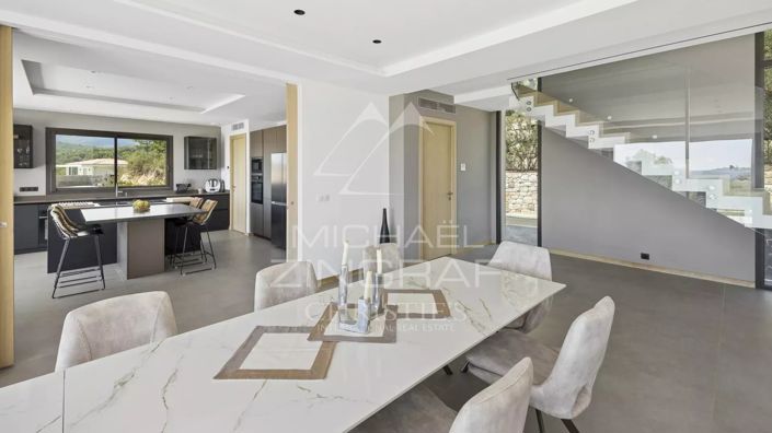Image No.7-5 Bed House for sale
