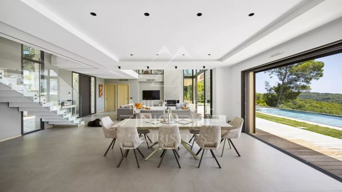 Image No.8-5 Bed House for sale