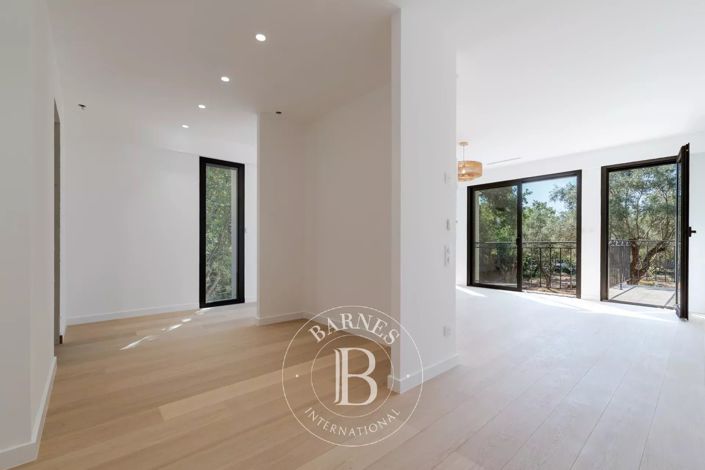 Image No.11-5 Bed House for sale