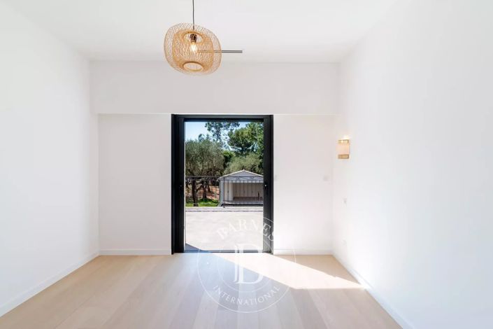 Image No.14-5 Bed House for sale