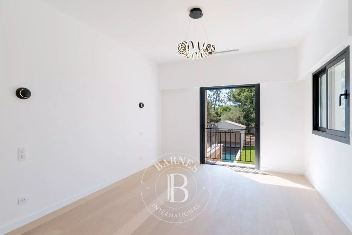 Image No.16-5 Bed House for sale