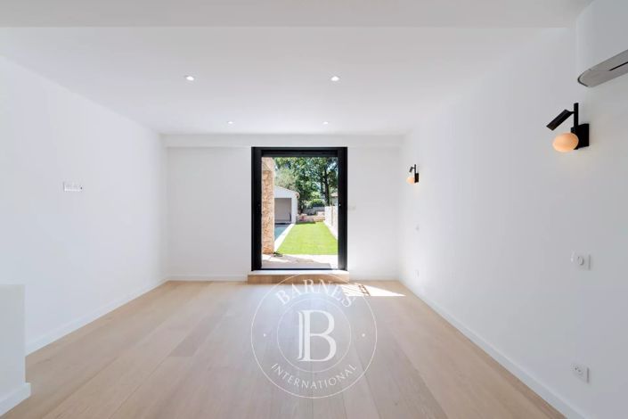 Image No.18-5 Bed House for sale