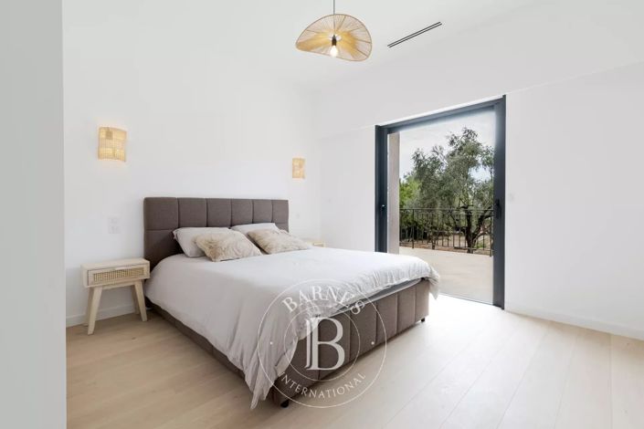 Image No.18-5 Bed House for sale